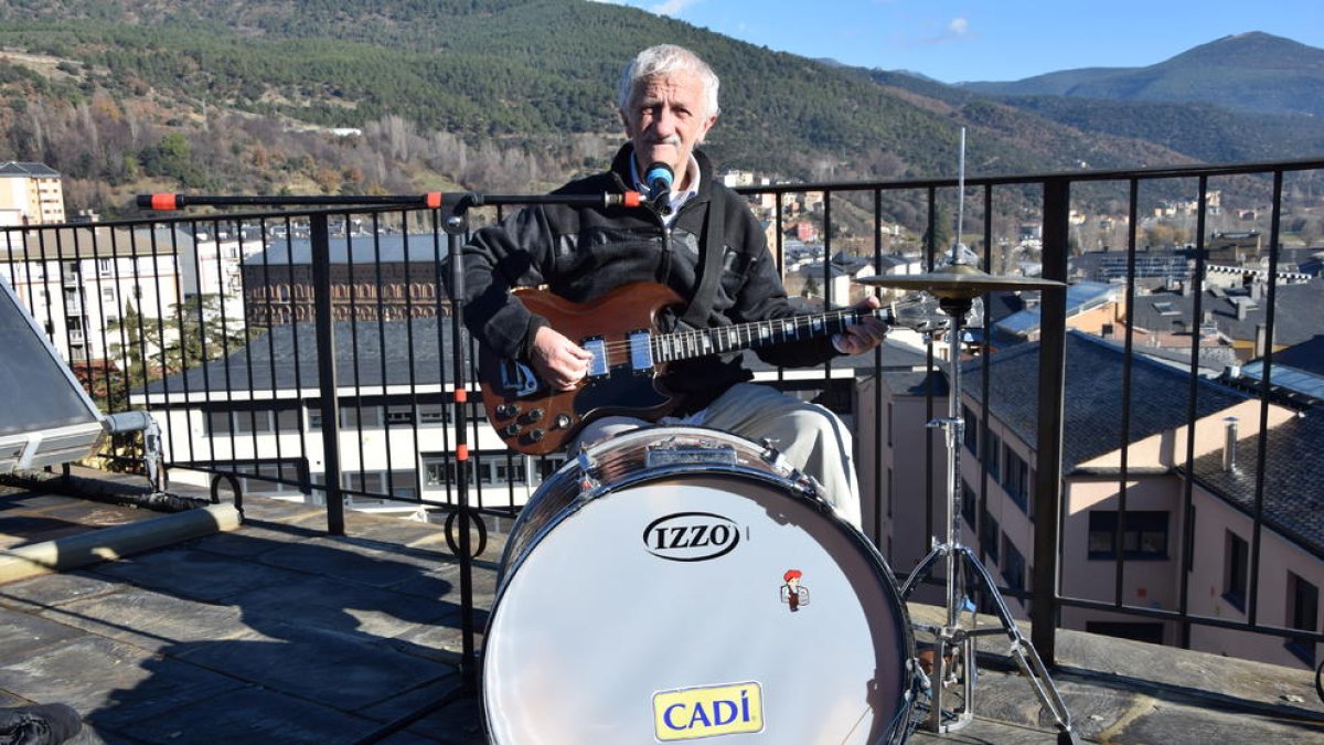 El popular músic de la Seu d’Urgell Joan Ribolleda ‘Truqui’, de 66 anys, amb el primer disc a punt.