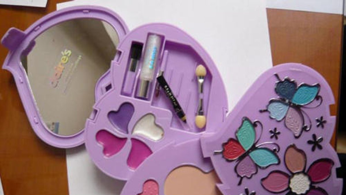 Alerten que un set de maquillatge de Claire's té restes d'amiant