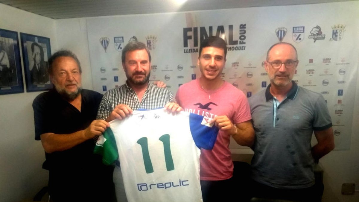 Maxi Oruste sosté la samarreta del Llista entre Enric Duch i Albert Folguera.