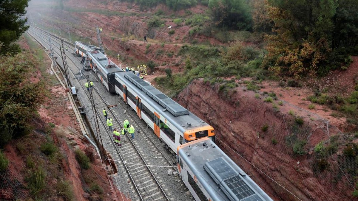 El tren descarrilat a Vacarisses, un cop evacuats els 133 passatgers.