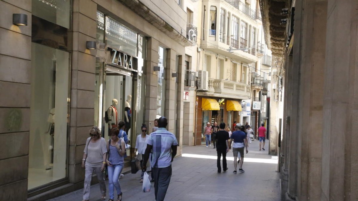 La botiga de Zara, al carrer Major, és una de les més grans de tot l’Eix Comercial.