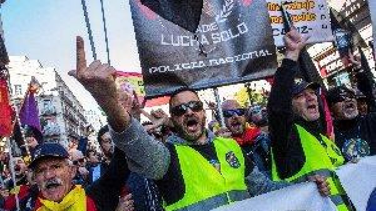 Miles de policías y guardias civiles piden en Barcelona la equiparación salarial
