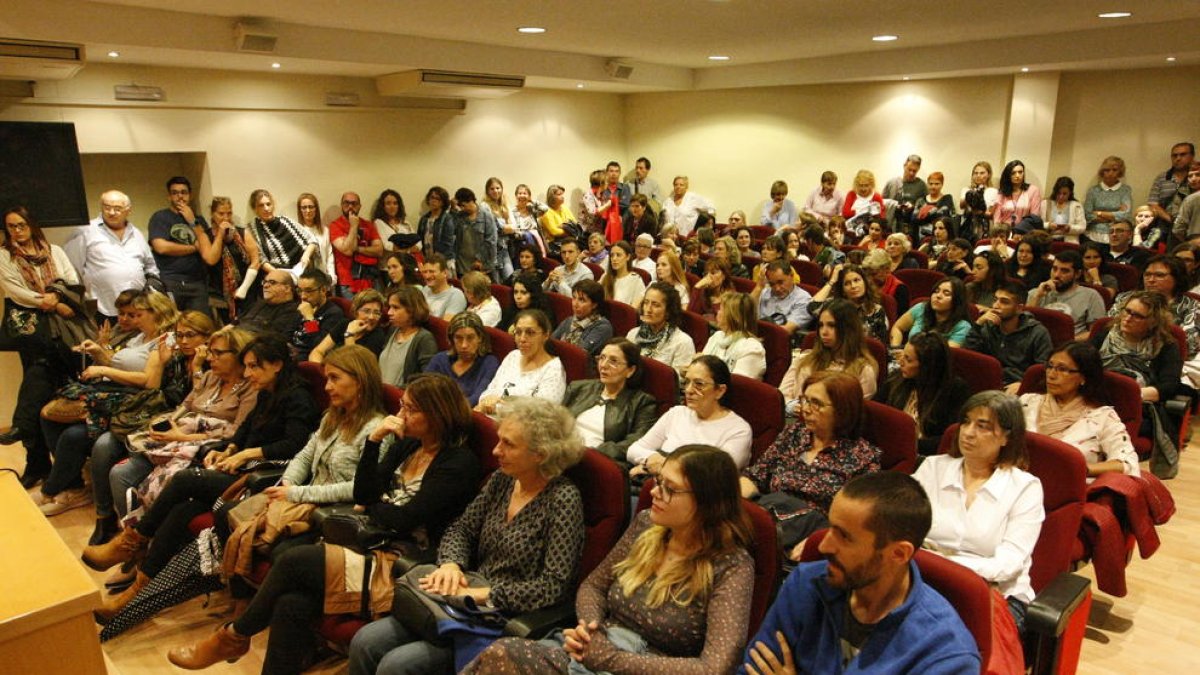 Els treballadors de la clínica, a l’inici de la reunió a la Cambra de Comerç.
