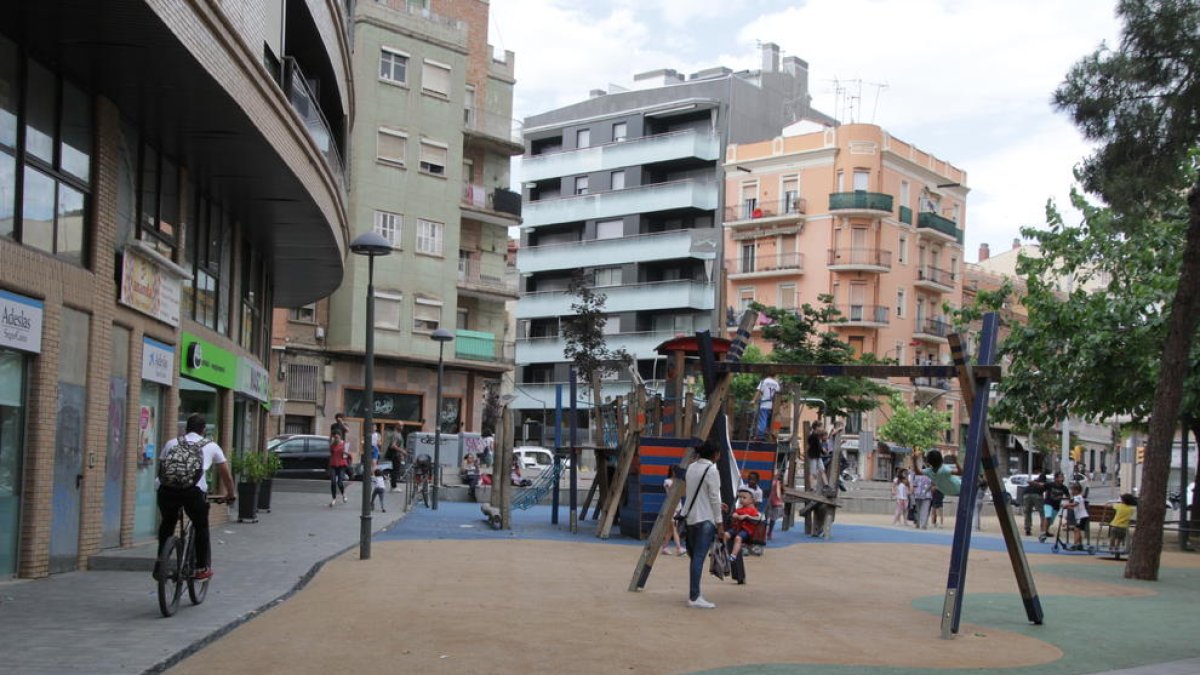 La plaza Pau Casals está muy concurrida por las tardes.