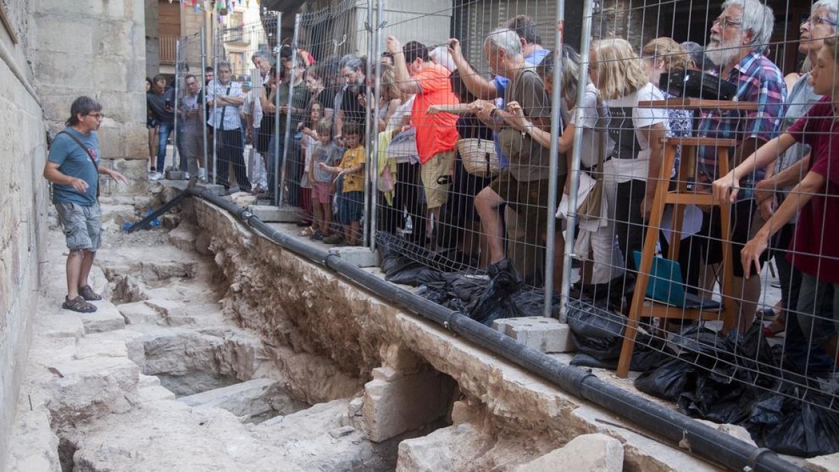 Visita guiada a la excavación en la plaza Major de Tàrrega en busca de indicios del templo románico.