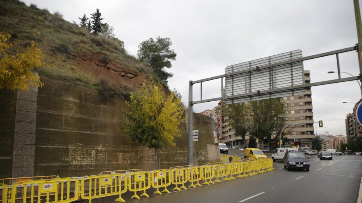 Ahir, a causa de la pluja, es van desprendre parts del mur del Turó i es va tallar part de Cos-Gayón.