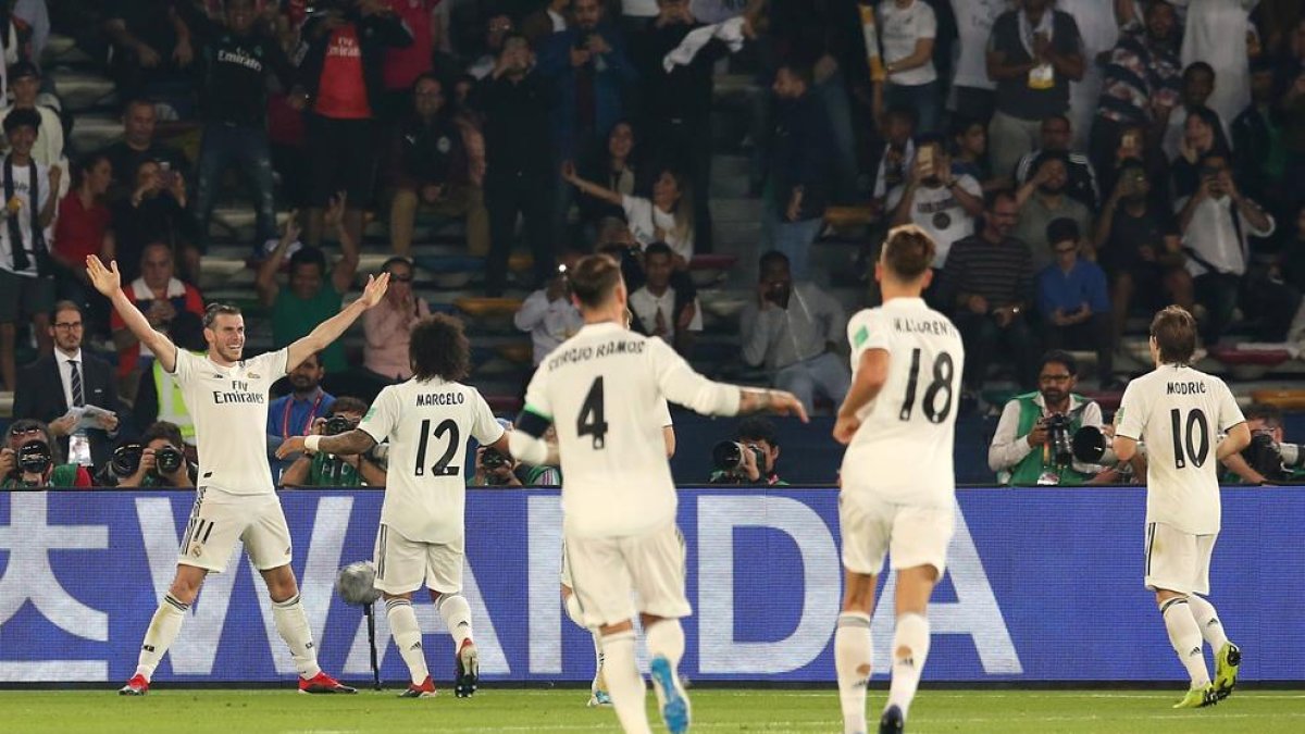 Bale celebra amb els companys un dels tres gols que va marcar ahir.