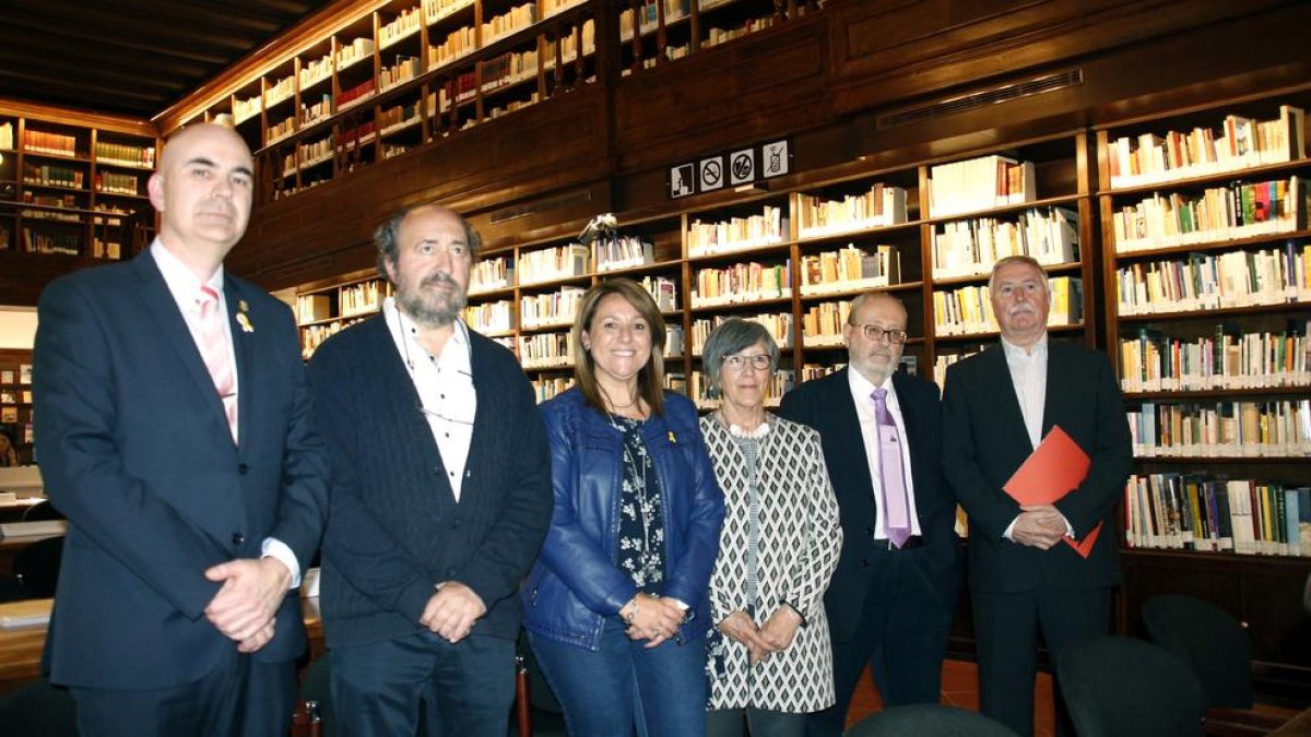 El ganador (2º por la izquierda) recibió el premio en el IEI.