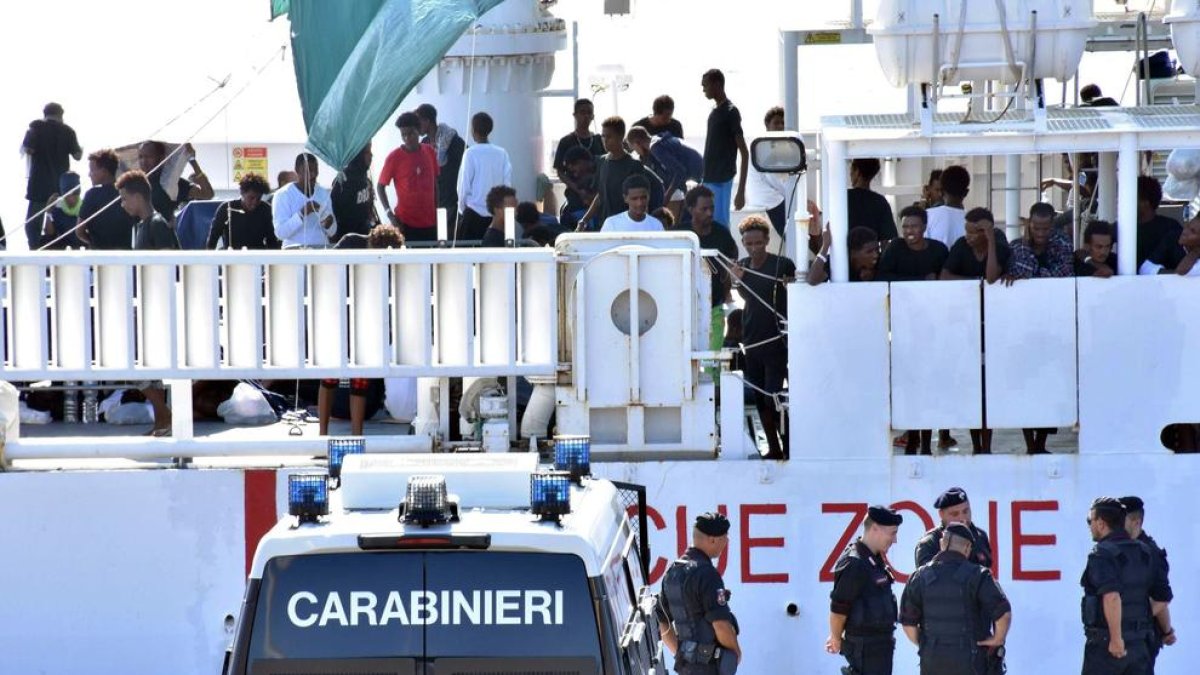 Imagen de los migrantes en el buque militar, en Catania.