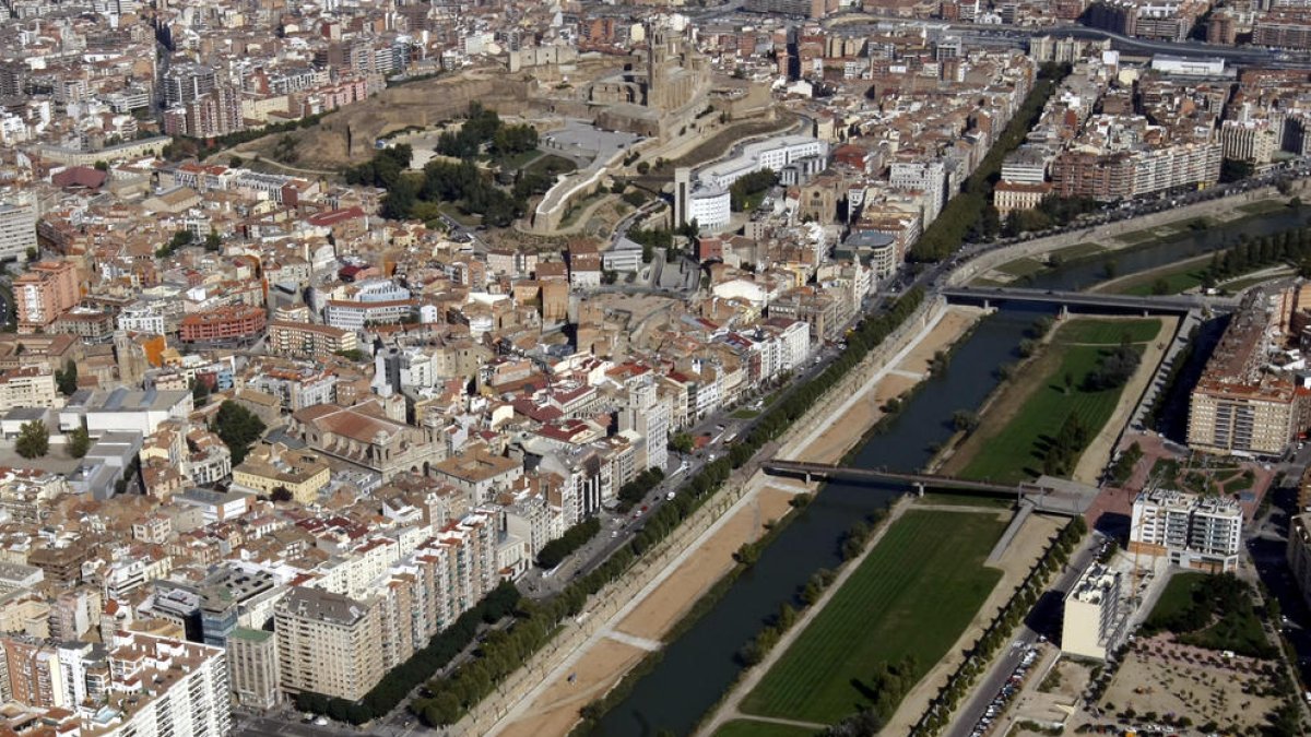 La plusvàlua grava la transmissió de qualsevol immoble o terreny urbà.