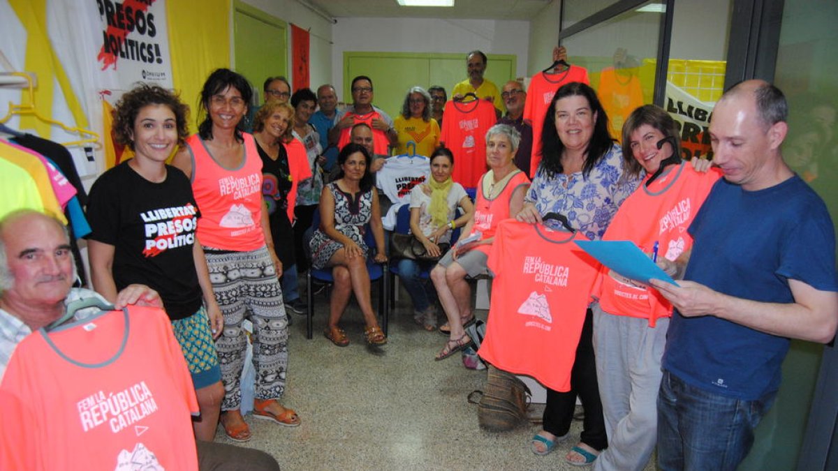 Socios de la ANC, en el nuevo local.