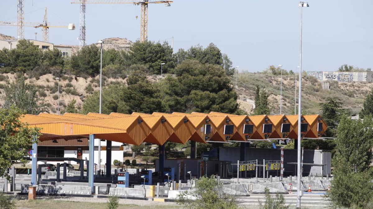 El peaje de la autopista AP-2 en Lleida ciudad.