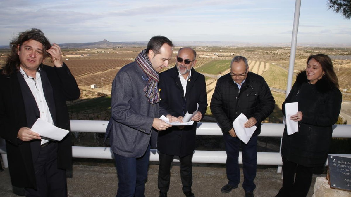 Los alcaldes afectados leyendo la sentencia del TSJC que pone fin a los recursos en este tribunal.