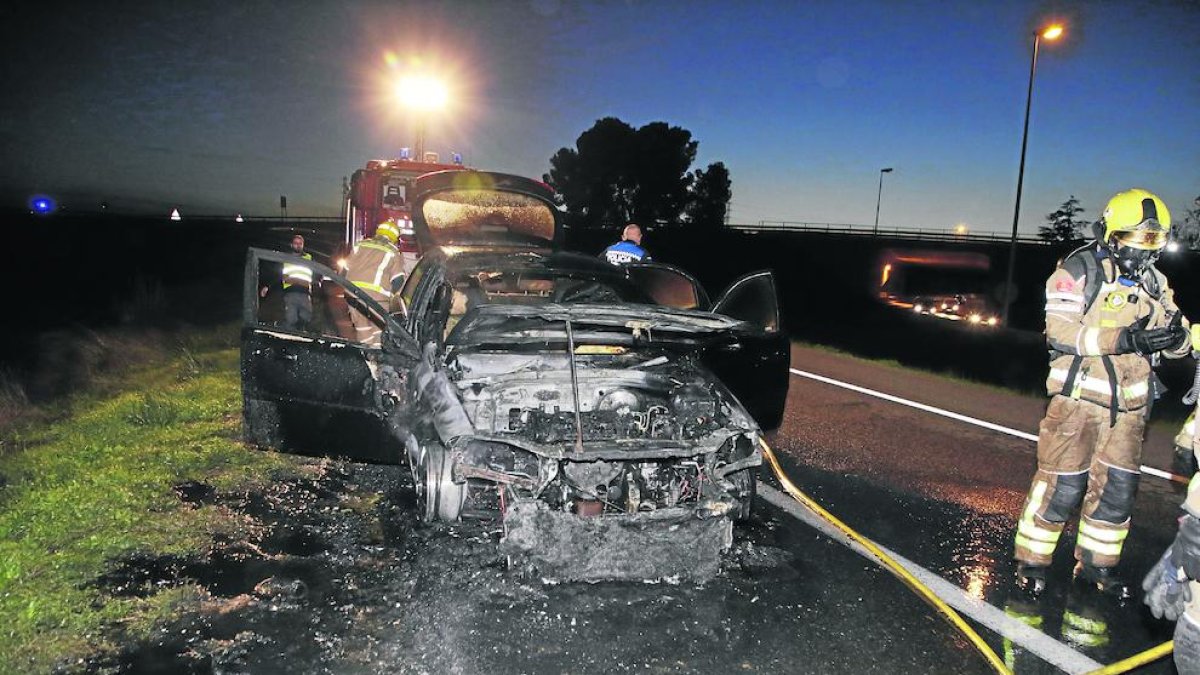 Un incendi calcina un vehicle a l’entrada de Lleida a Cappont