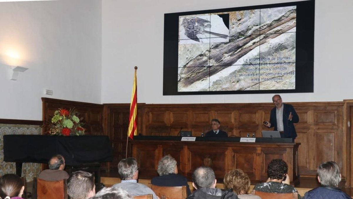 Conferencia ayer del paleontólogo Luis María Chiappe en el IEI.