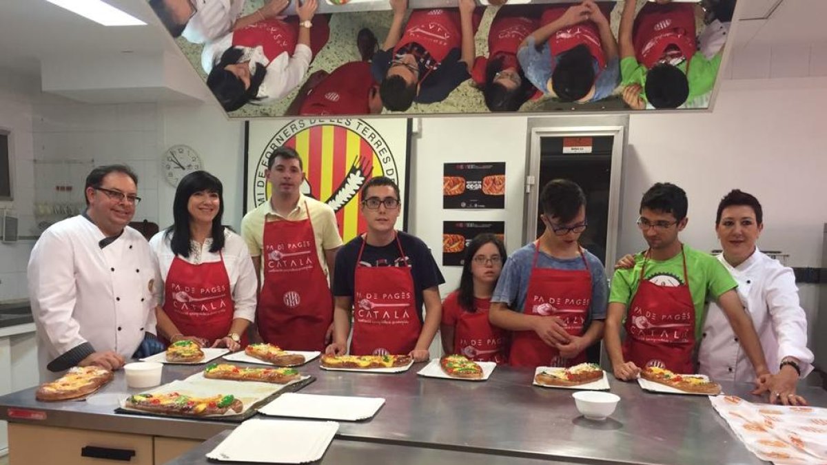Manel Llaràs y Pilar Marqués con los jóvenes de Down Lleida.