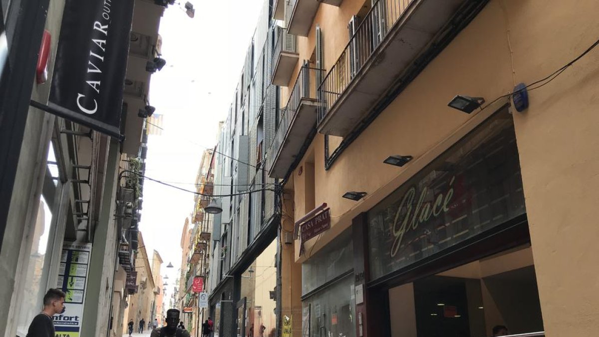 Imagen tomada ayer del inmueble en el que ocurrieron los hechos, con el bar en la planta baja.