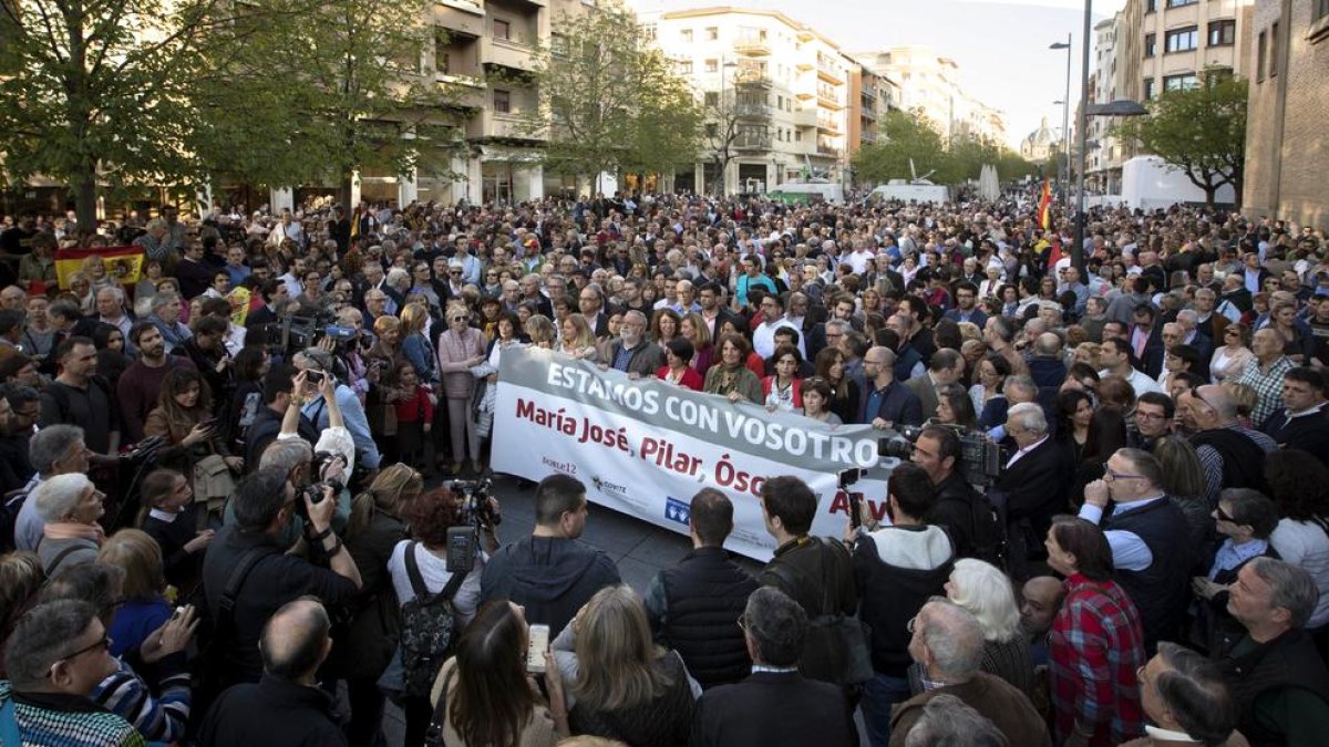 Vora 2.500 persones van donar suport ahir als agents a Pamplona.