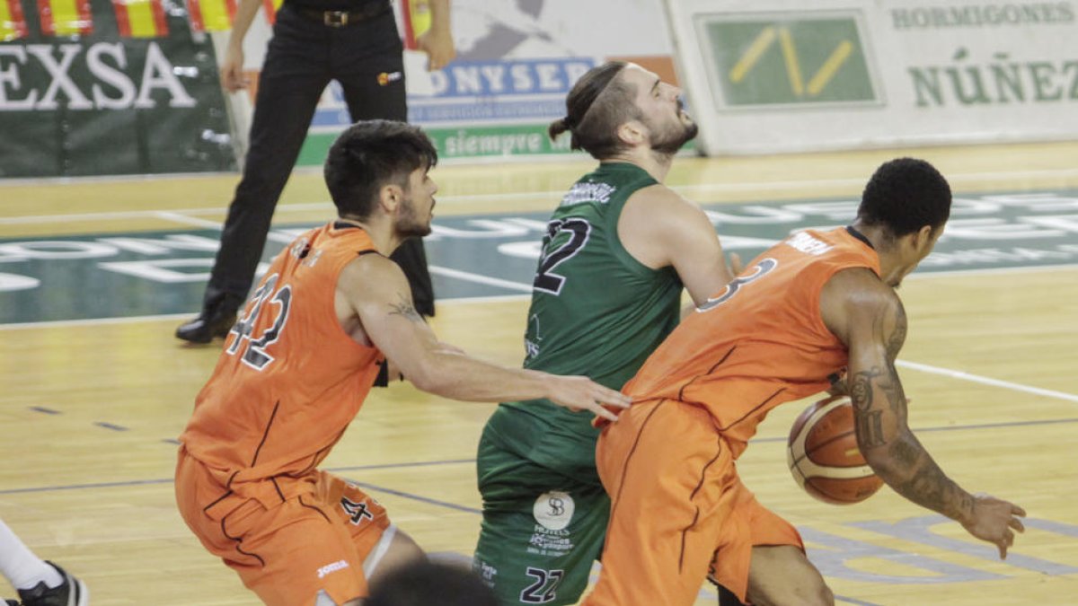 Quintela i Turner pressionen Nikola Rakosevic.