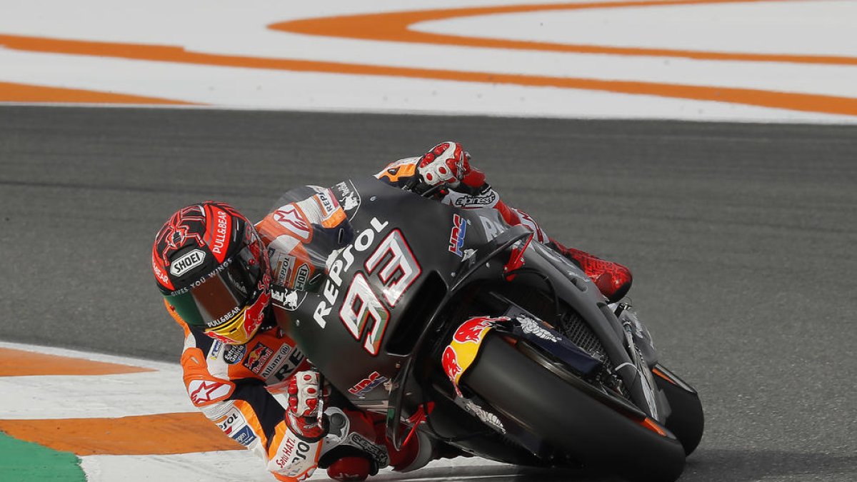 Marc Màrquez ayer en Cheste probando la nueva montura de Honda para 2019.