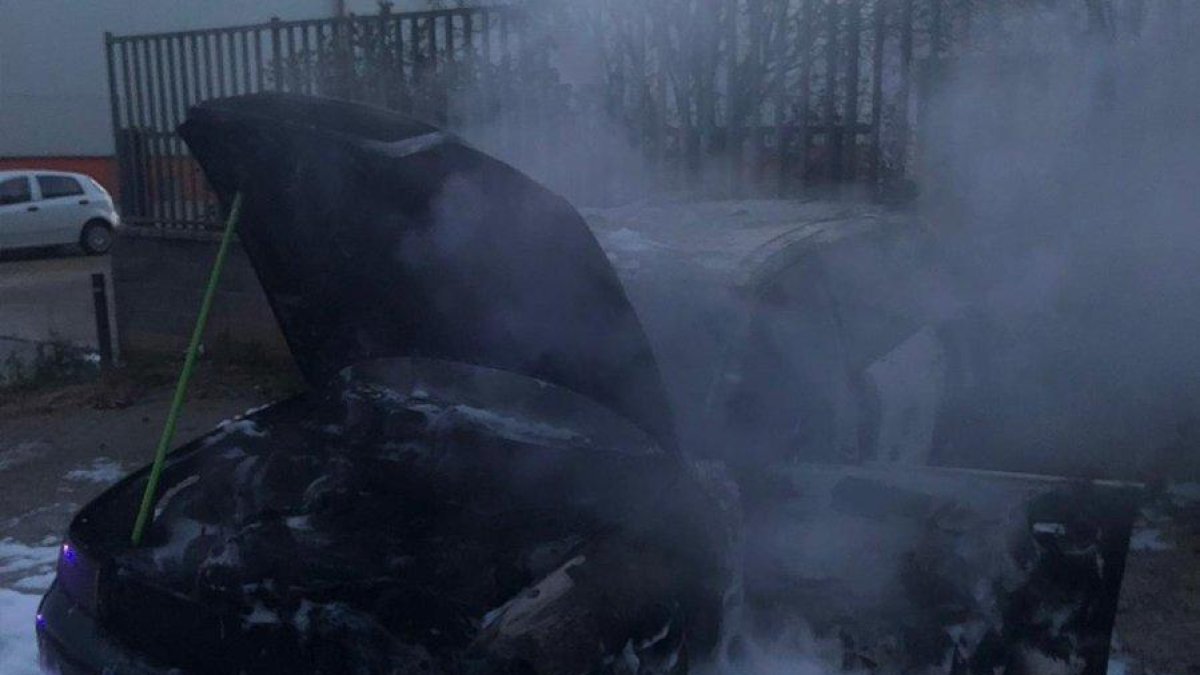 Quema un turismo en el polígono de la Canaleta de Tàrrega