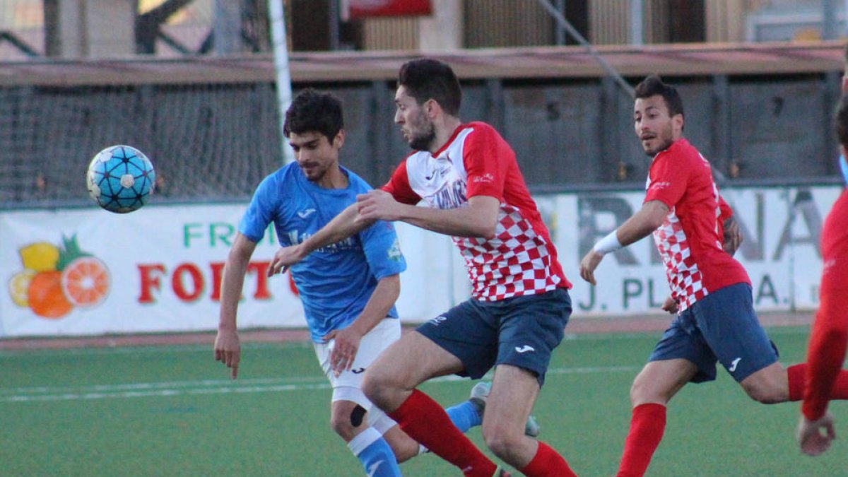 Un jugador del Lleida B intenta driblar Pau, jugador del Balaguer.