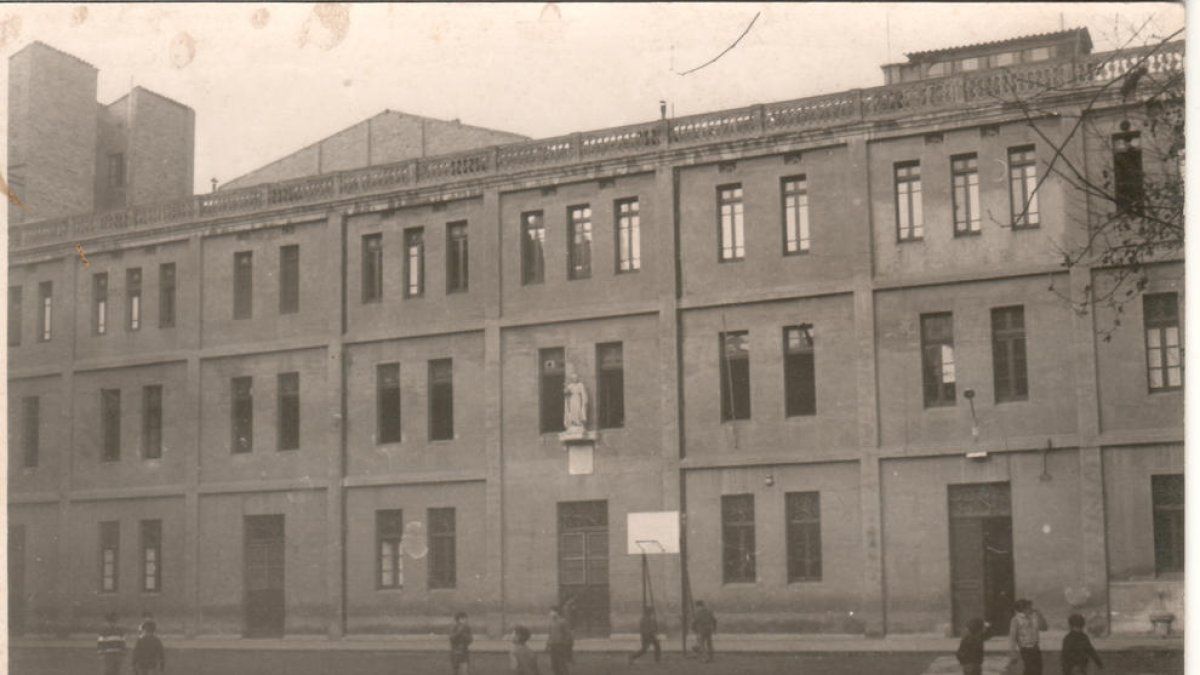 El pati i l’edifici principal del col·legi d’Anselm Clavé, quan era un centre Maristes.