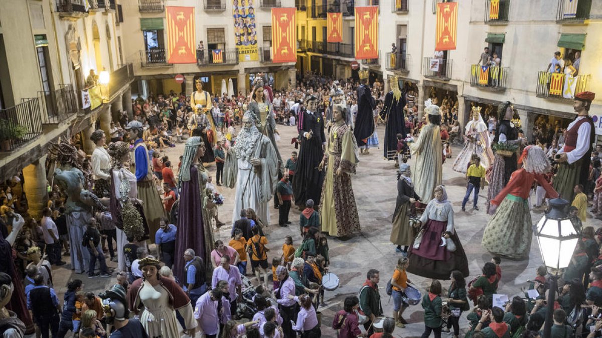 El Giravolt finaliza la Trobada Gegantera con el baile de todos los gigantes.