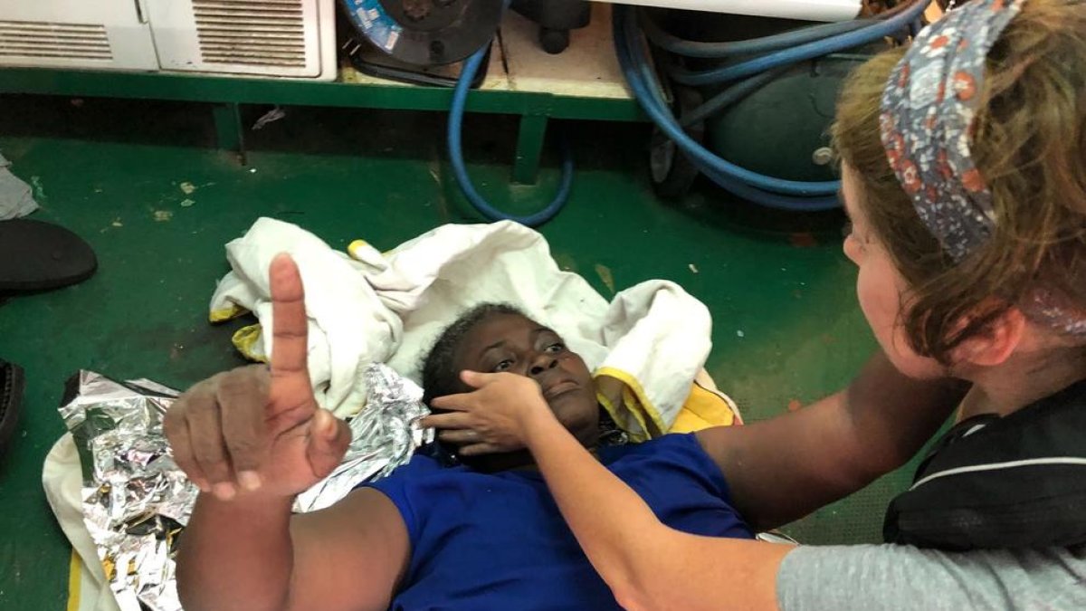La supervivent del naufragi a Líbia, a bord de l’Open Arms.