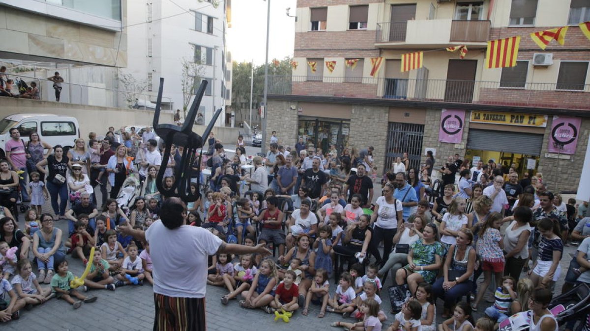 Los más pequeños disfrutaron de la actuación de un payaso en el marco del Obert.