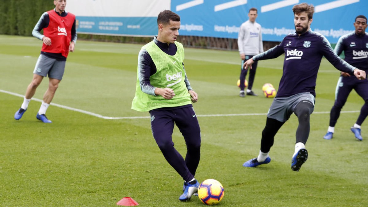 Philippe Coutinho, al costat de Gerard Piqué, durant l’entrenament d’ahir a la Ciutat Esportiva.
