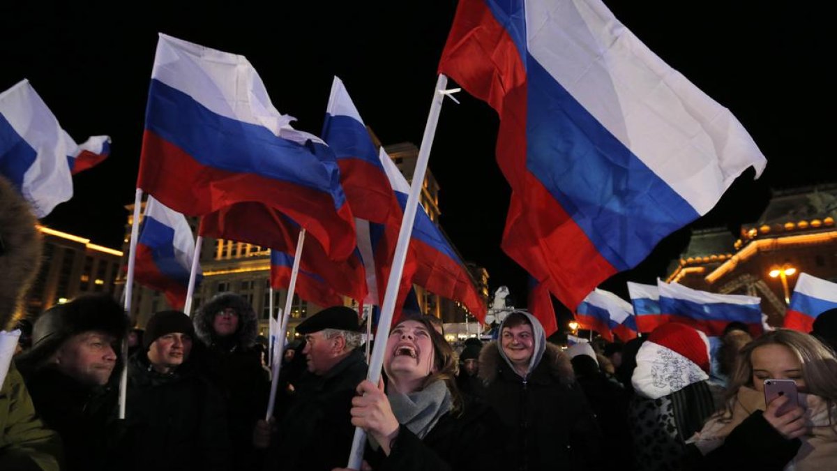 Simpatitzants de Putin celebren la reelecció del mandatari, ahir a Moscou.