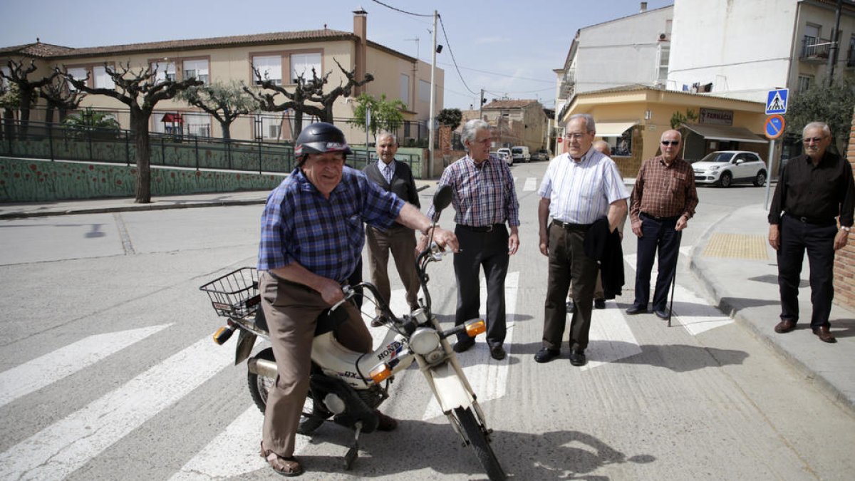 Jubilats d’Anglesola, davant del centre de serveis municipal.