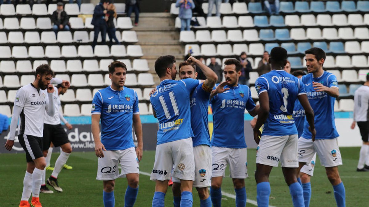 Els jugadors del Lleida celebren un dels quatre gols que van marcar ahir contra l’Ontinyent. A l’esquerra, Juanto Ortuño, que es va estrenar com a golejador amb el Lleida anotant un doblet.