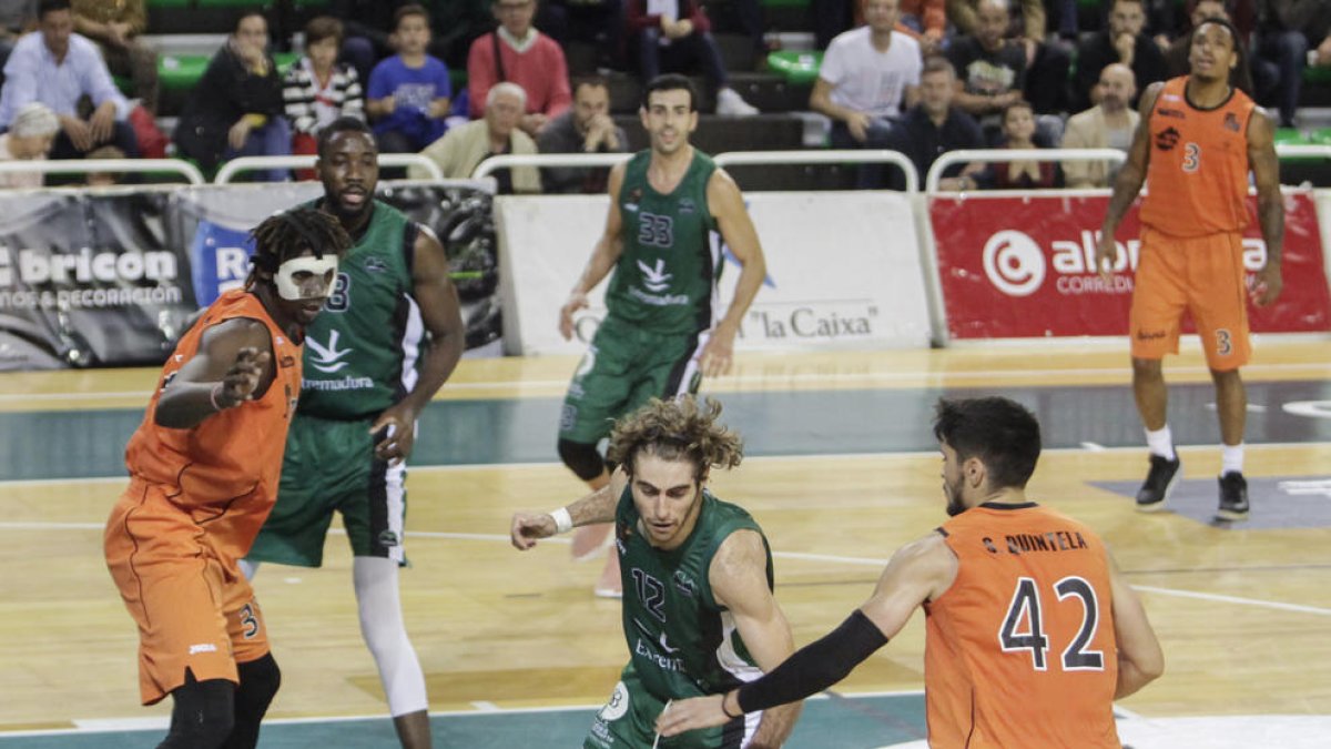 Quintela, un dels homes clau ahir, intenta robar la pilota a Corrales davant de la mirada de Fall, que malgrat els problemes d’adaptació amb la màscara va fer un gran partit.