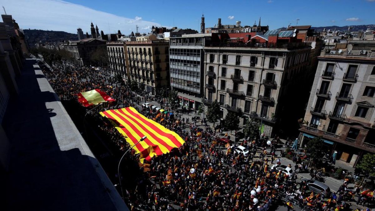 Visió aèria de la manifestació convocada per Societat Civil Catalana, ahir a Barcelona.