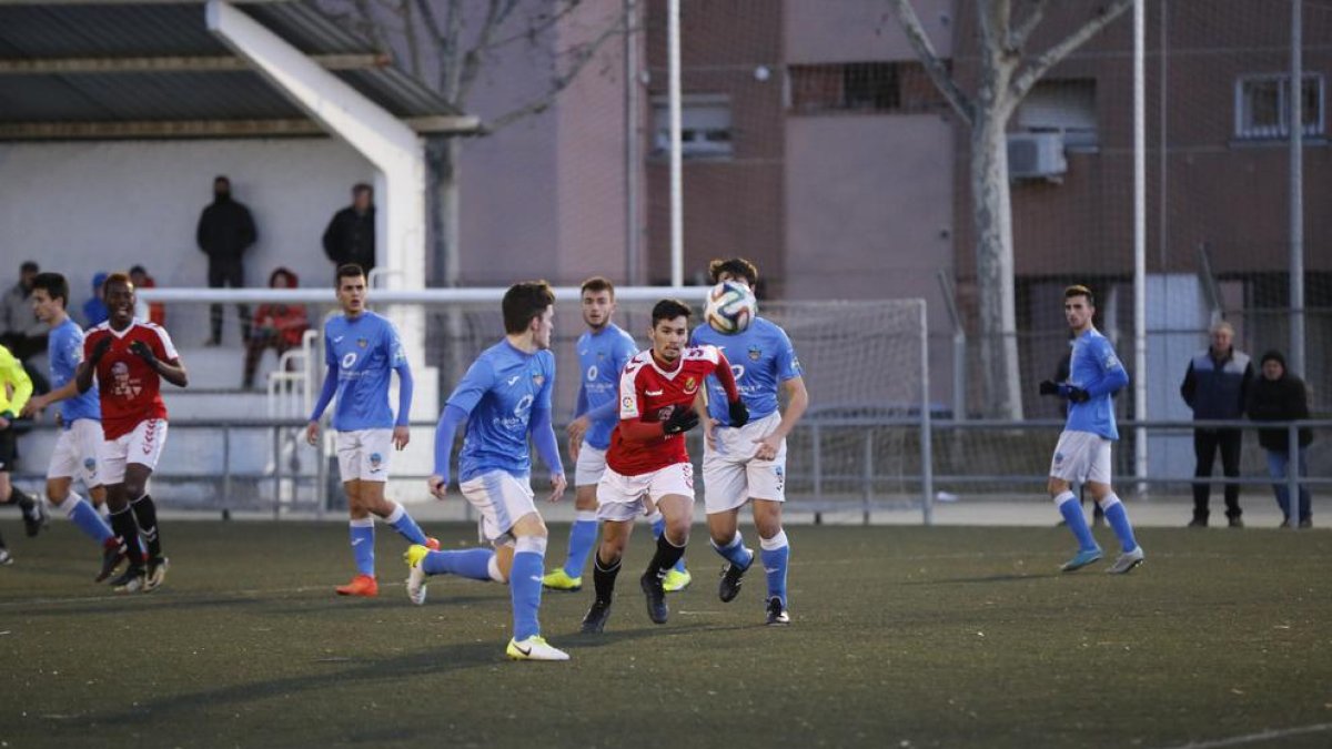 Una acción del partido de ayer entre el Lleida Juvenil y el Nàstic.