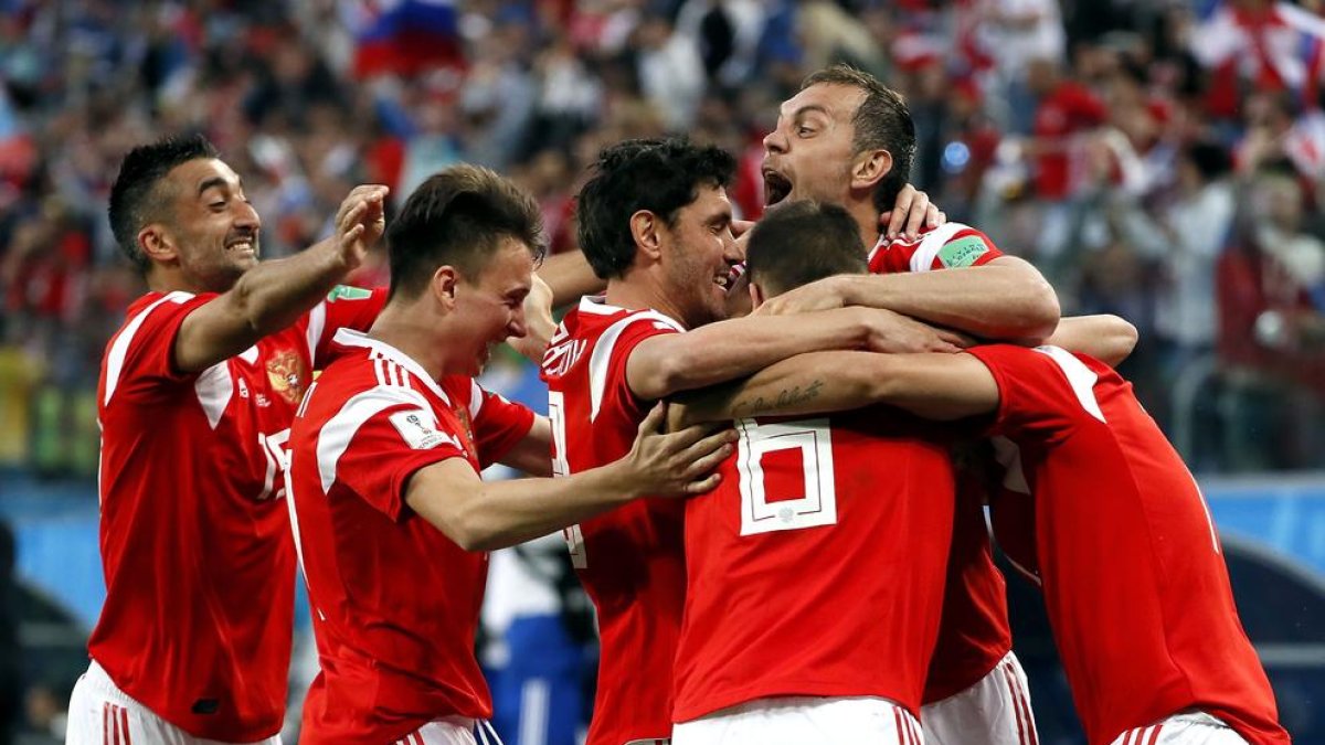Jugadors de la selecció russa celebren un dels gols aconseguits ahir davant d’Egipte.