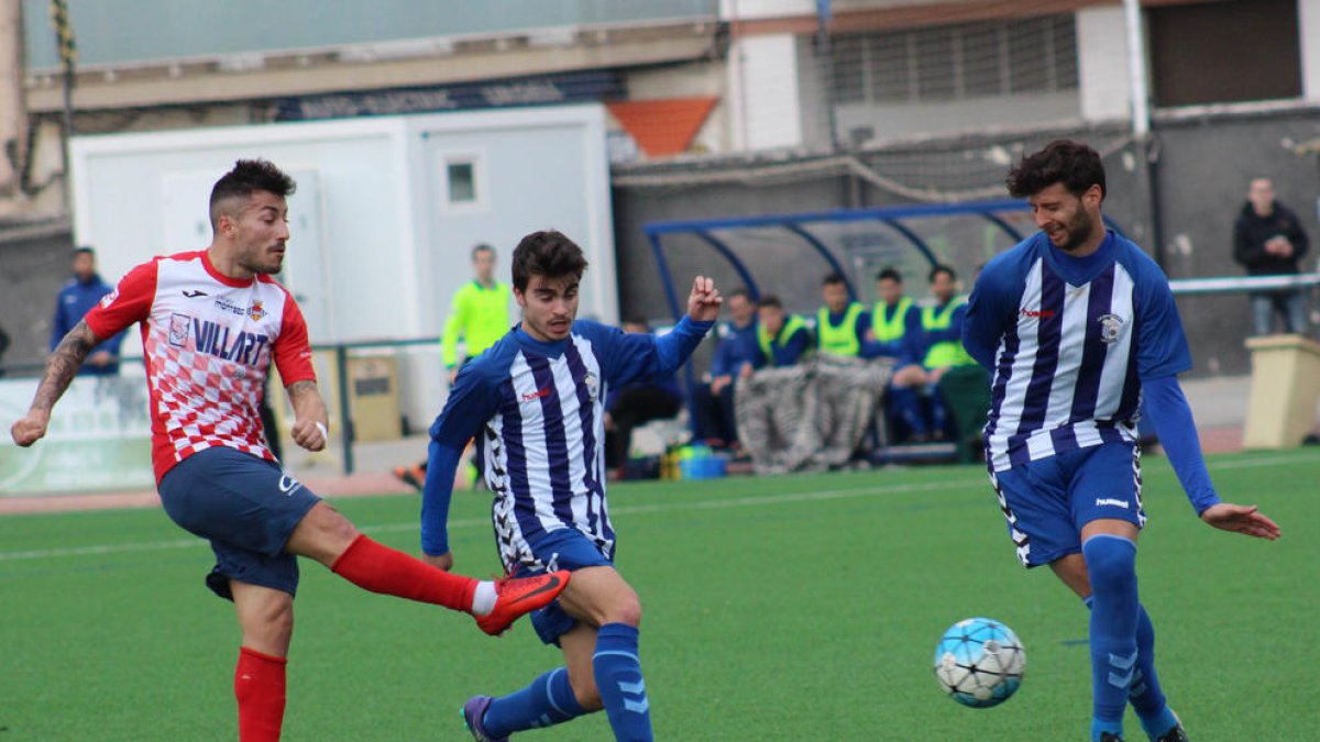 El jugador del Balaguer, Genís, dispara ante la presión de dos rivales, en una acción del partido de ayer.