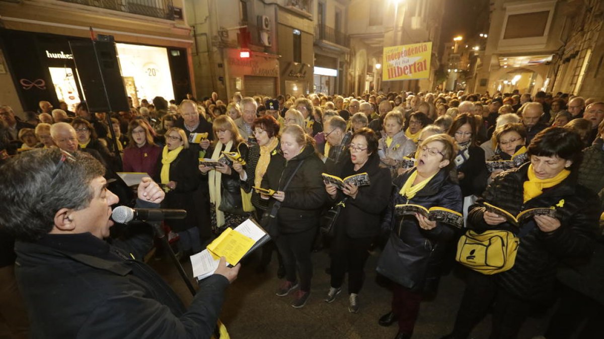Un any per la llibertat - Els cantaires que cada dilluns es reuneixen davant de l’edifici de la Paeria per exigir la llibertat dels independentistes empresonats i exiliats van commemorar aquesta setmana el primer any de protestes. Els concentrats ...