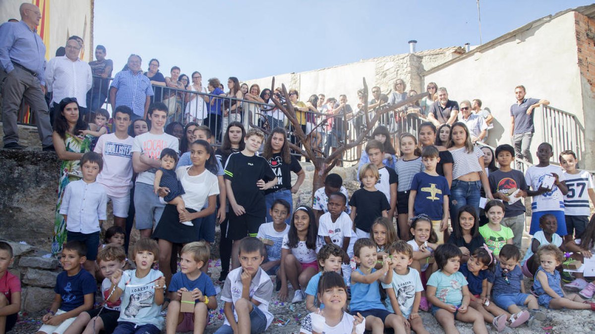 Imagen de los niños y niñas nacidos con la Fira de l’Ametlla, ayer, junto a la escultura.