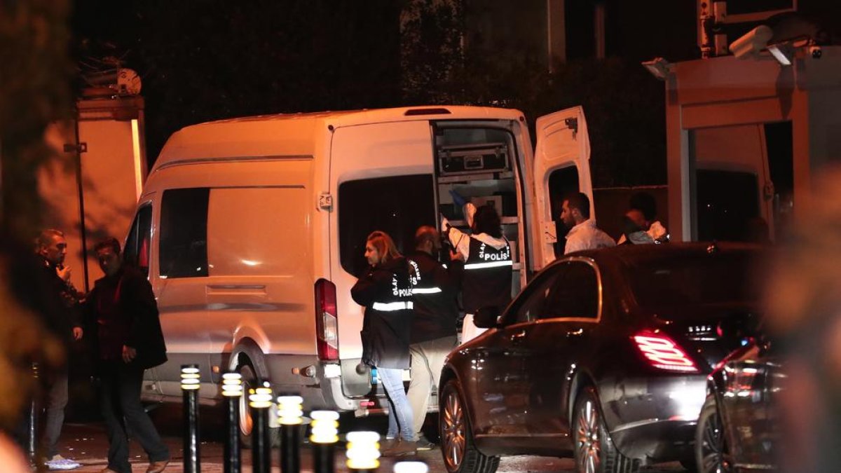 Policías forenses turcos trabajaban con un perro de rastreo y rescate en la residencia del cónsul saudí.