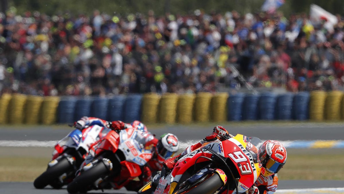 Marc Màrquez lidera un grup de pilots durant la prova del Mundial que es va disputar al circuit de Le Mans.