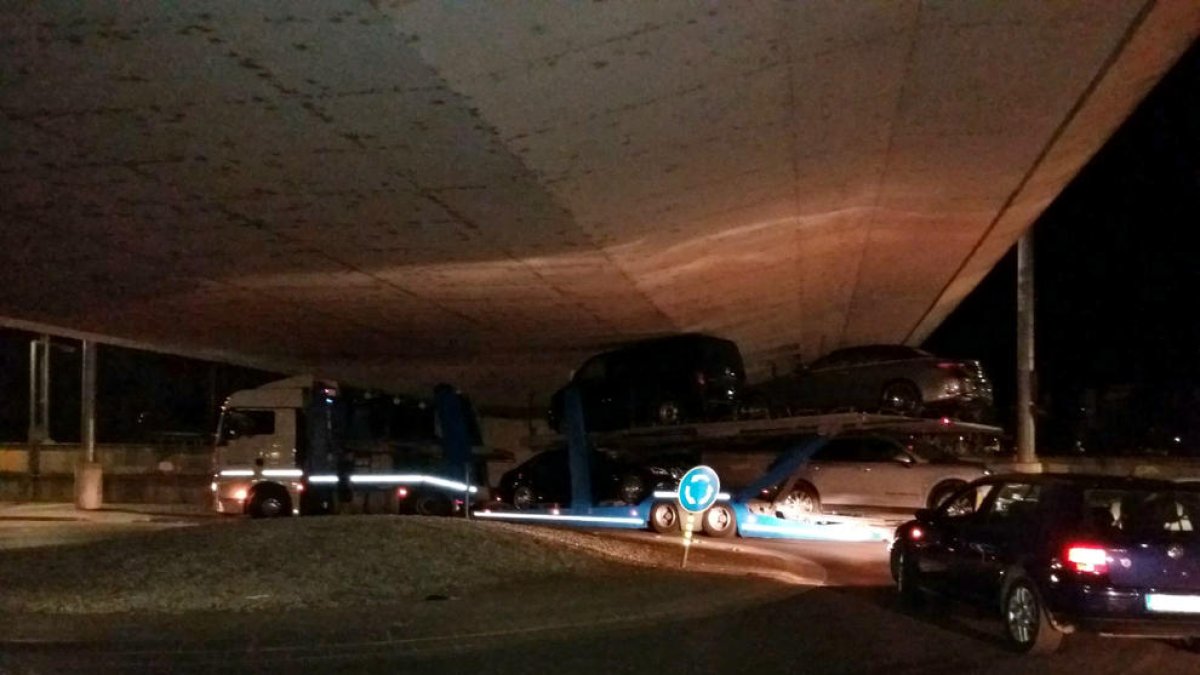 Un camió s’encalla sota el pont de les vies del tren