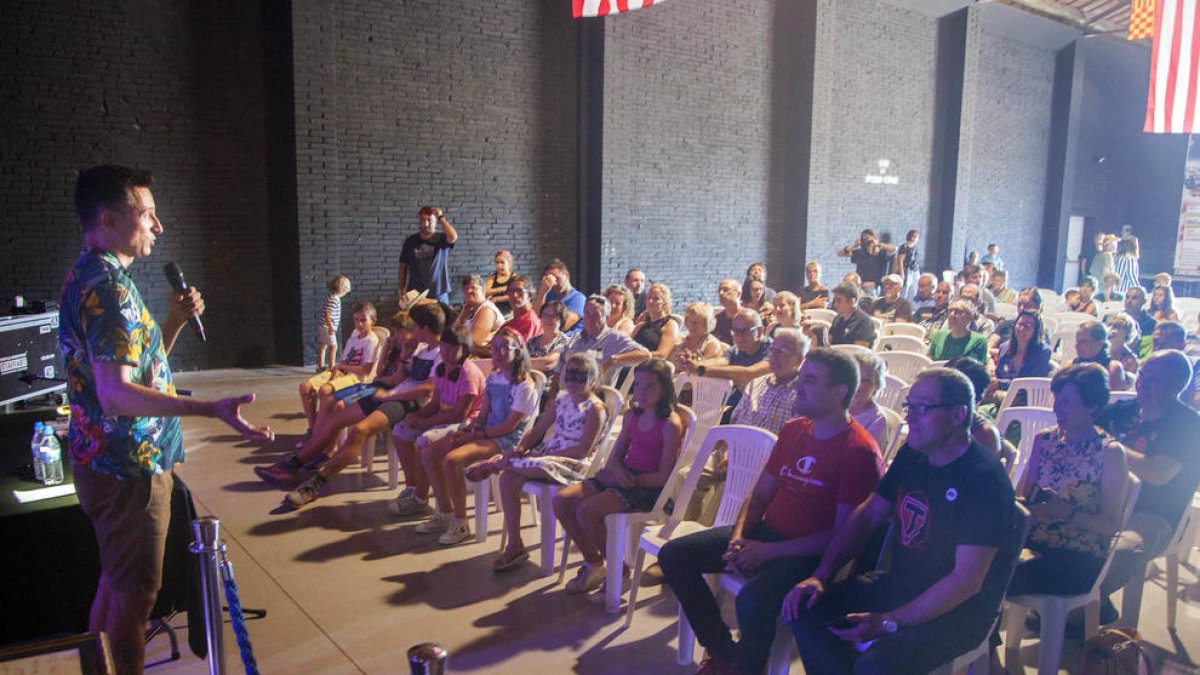 El popular Mag Lari inauguró ayer en el Museu Trepat de Tàrrega la tercera edición del McTrepat.