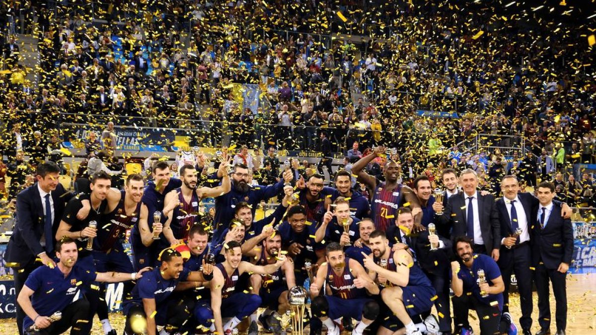 La plantilla del Barça celebra la consecució de la Copa del Rei ahir a Las Palmas.