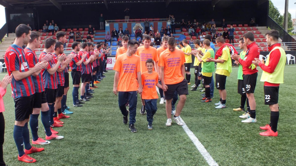 Los jugadores de ambos equipos hicieron el pasillo de honor al Juvenil y el Prebenjamin A de la UE Tàrrega, campeones de sus respectivas ligas.