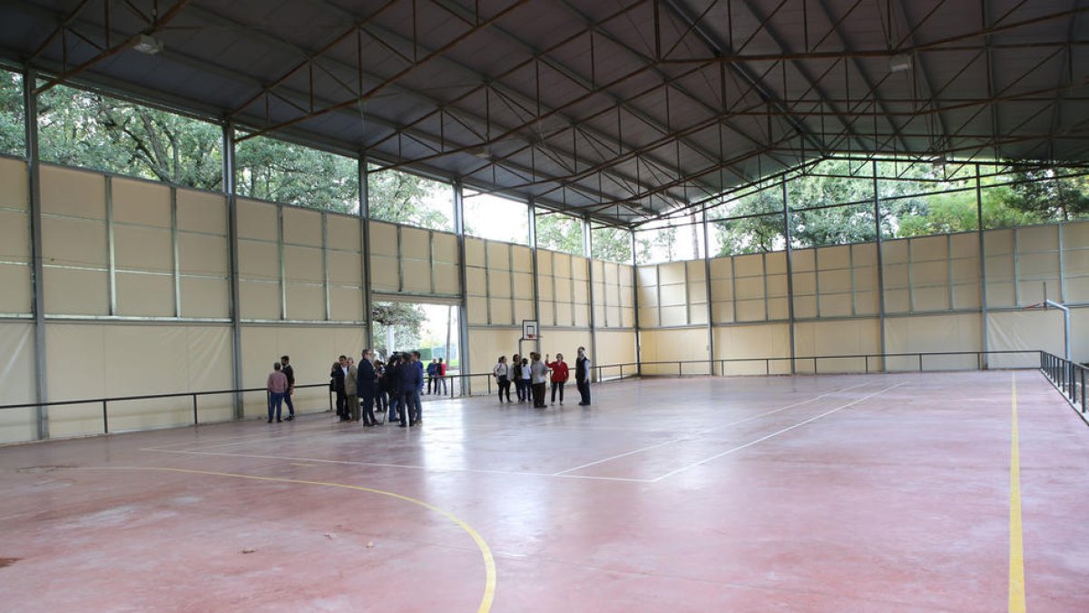 La pista esportiva de Raimat, amb el paravent instal·lat.