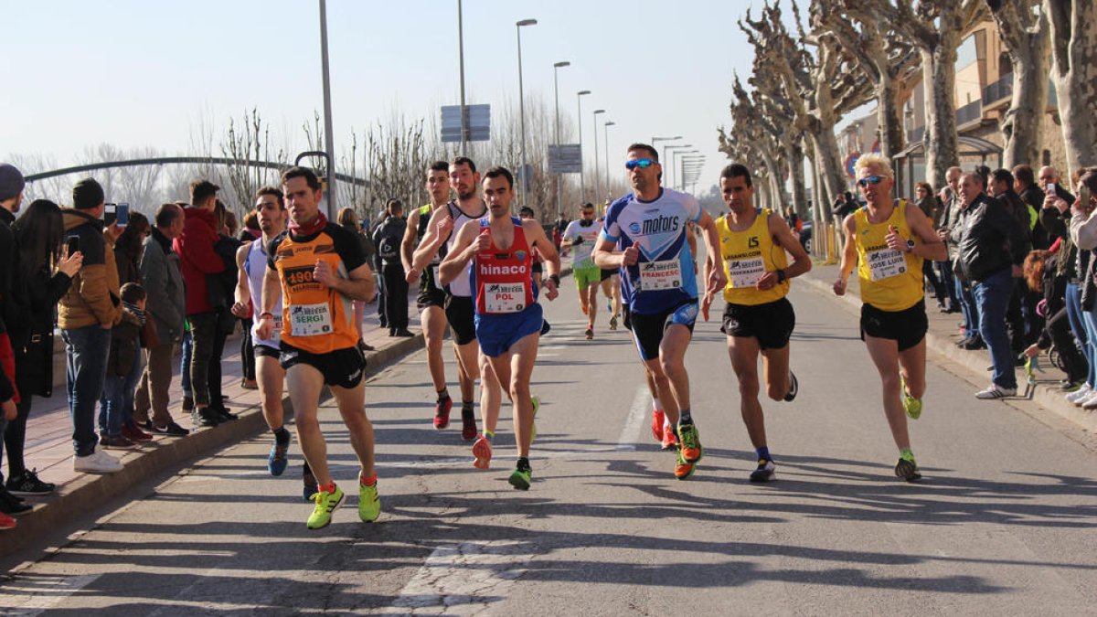 Un grup de corredors amb el guanyador de la prova de 10 quilòmetres, José Luís Blanco, a la dreta.