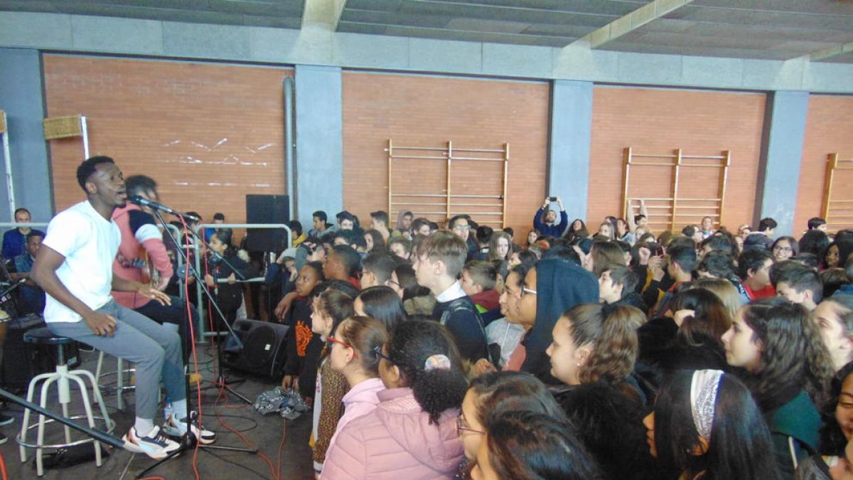 El grupo Koers explicó sus experiencias y ofreció un pequeño concierto en el IES Maria Rúbies de Lleida.